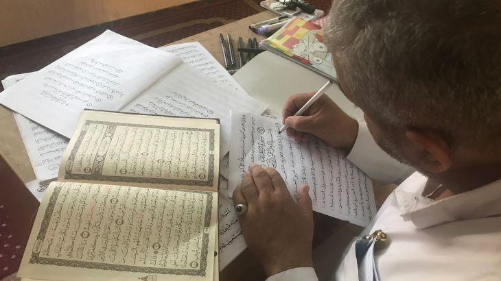 مسن فلسطيني يحقق حلم عمره بنسخ القرآن الكريم خلال عامين