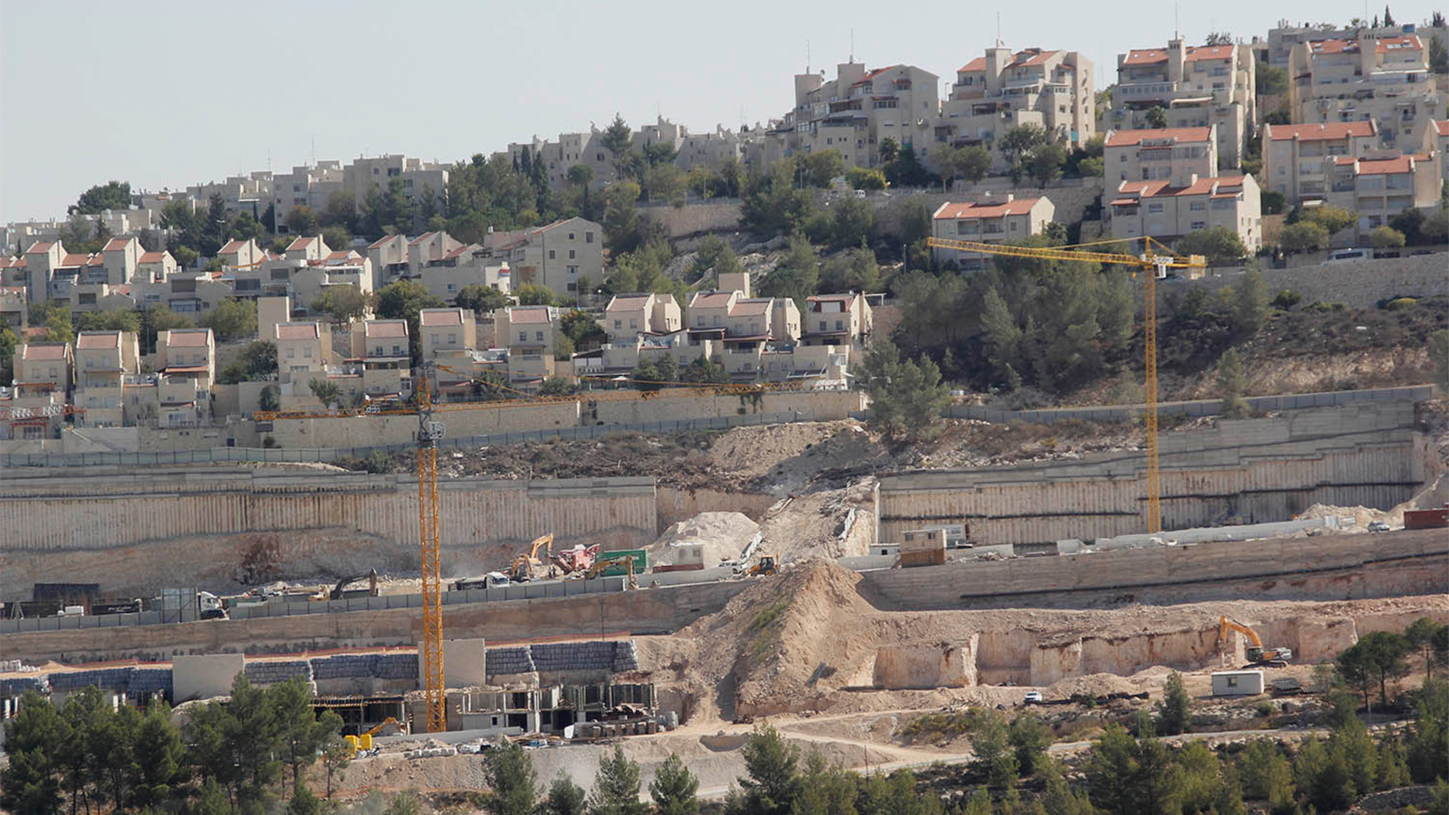 ‪أعمال بناء استيطاني مستمر على أراضي قرية الولجة بين القدس وبيت لحم حيث يهدف الاحتلال لربط المستوطنات هناك بشبكة طرق واسعة‬ (الجزيرة)