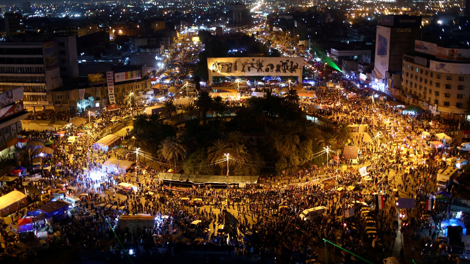 ساحة التحرير شهدت أمس احتفالية أطلقت خلالها بالونات بيضاء وسط هتافات ورفع أعلام العراق (رويترز)