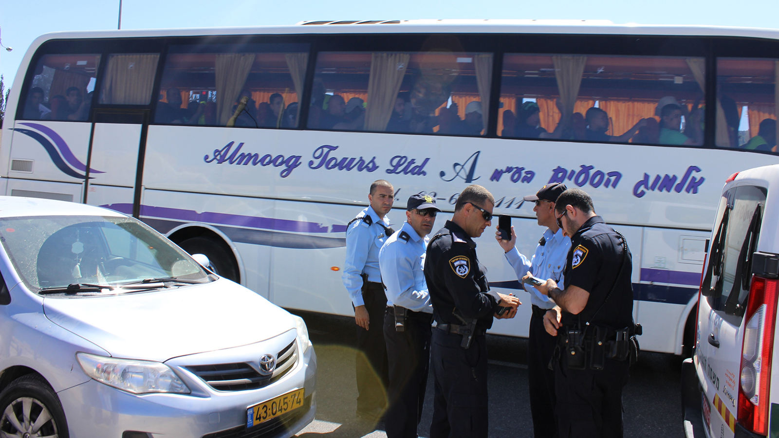 ‪شرطة الاحتلال توقف حافلة مصلين قادمة من حيفا إلى المسجد الأقصى‬ (الجزيرة)