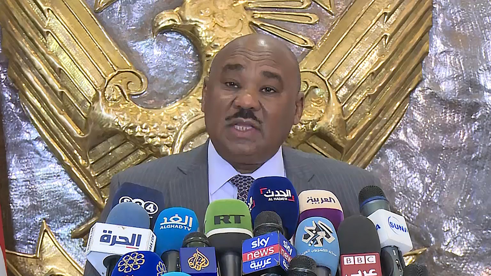 وزير المالية السوداني إبراهيم البدوي حذر من انهيار اقتصاد بلاده (الجزيرة)