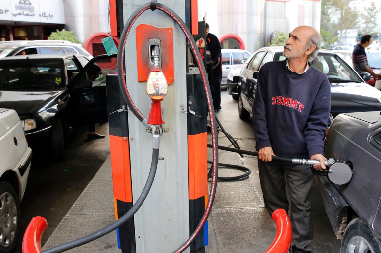 الشركة الوطنية للنفط في إيران تقر زيادة أسعار البنزين