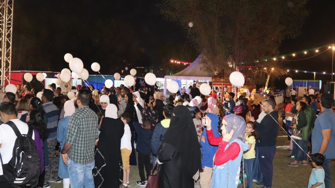 إطلاق بلونات بيضاء من أجل سلام سوريا في مهرجان شارع المأكولات