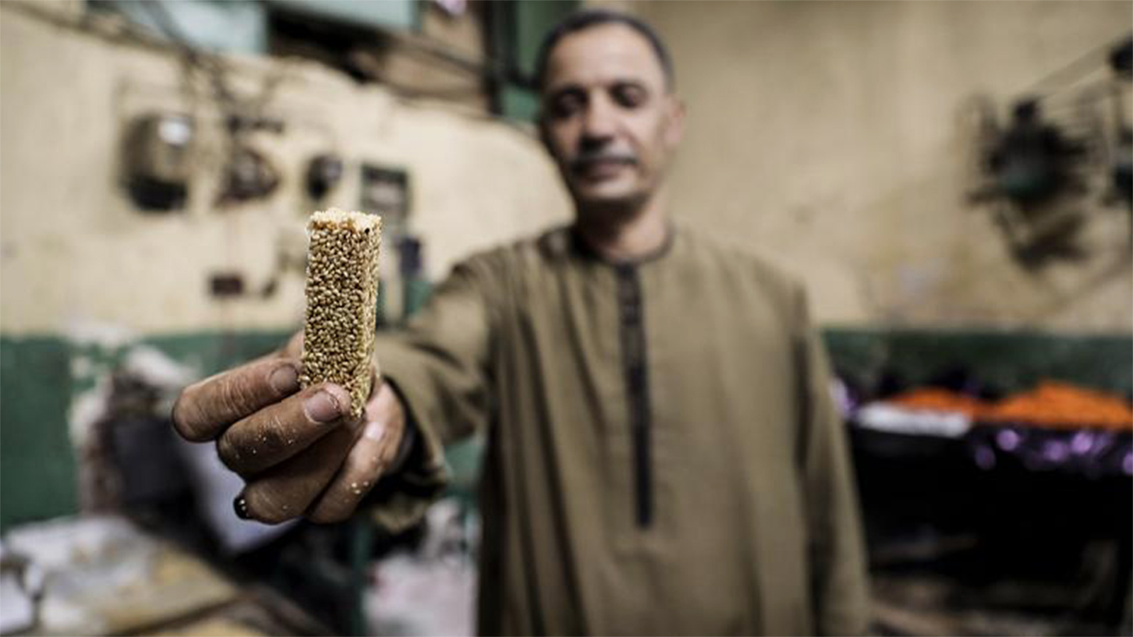  الحاج عبده يحرص على المشاركة في صناعة تماثيل الحلوى منذ 35 عاما  (الفرنسية)