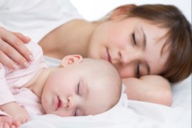فوائد النوم بجانب طفلك