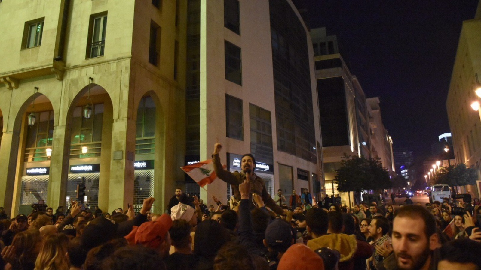‪لبنانيون يحتجون أمس ليلا على تكليف الرئيس عون لدياب بتشكيل الحكومة‬ (الأناضول)