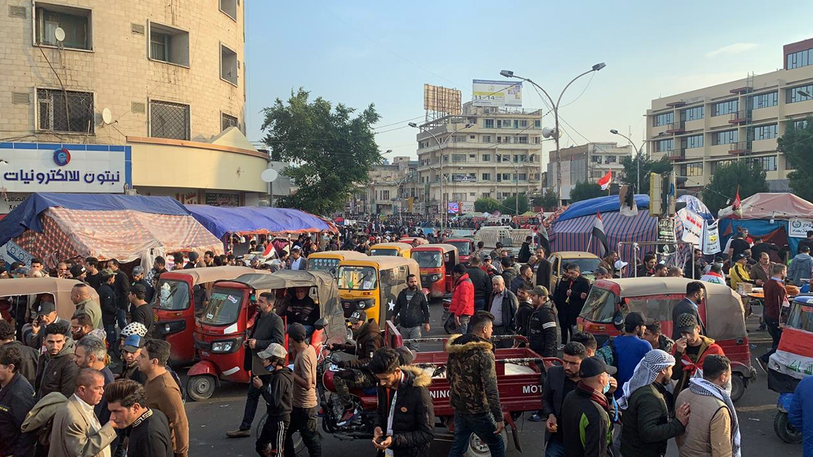 ‪متظاهرون بساحة التحرير في بغداد‬ (الجزيرة نت)