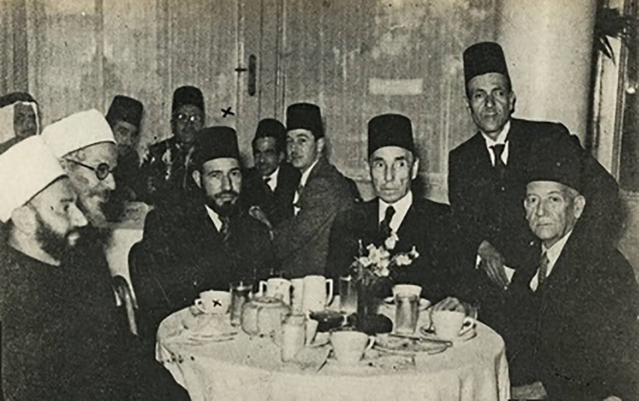 حسن البنا وعزيز المصري 1947م (مواقع التواصل)