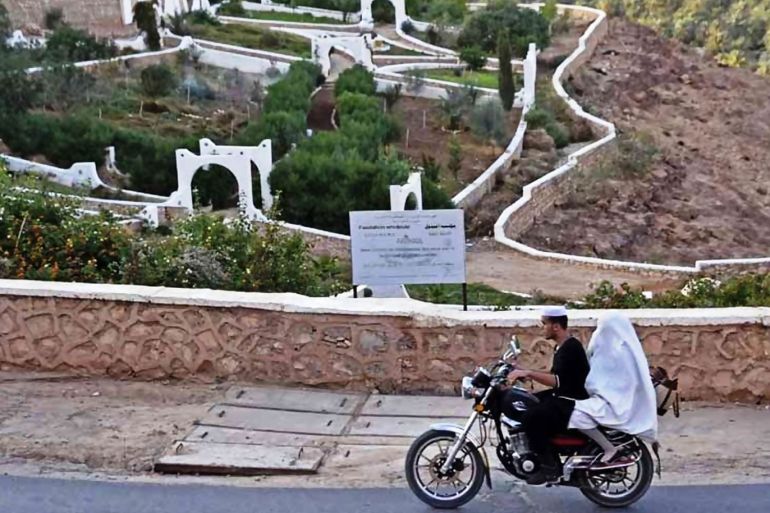 FW: سارة جقريف/الجزائر/موضوع/ النساء الجزائريات المحافظات فقط يمكنهن ركوب الدراجات النارية
