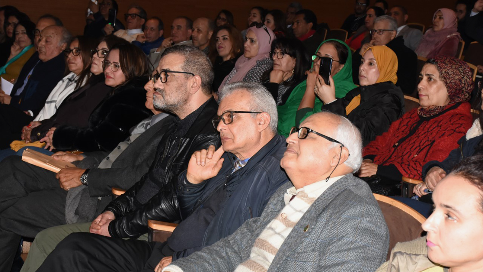 ‪نخبة من المثقفين والإعلاميين الذين حضروا افتتاح الموسم الأول للرابطة المغربية للصحافة الثقافية‬ (الجزيرة)