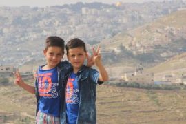 04 04 فادي العصا| ناشطون نفذوا حملة التقطوا فيها صور لأطفال الفلسطينين مع القدس القديمة، وتظهر فيها قبة الصخرة المشرفة خلفهم.