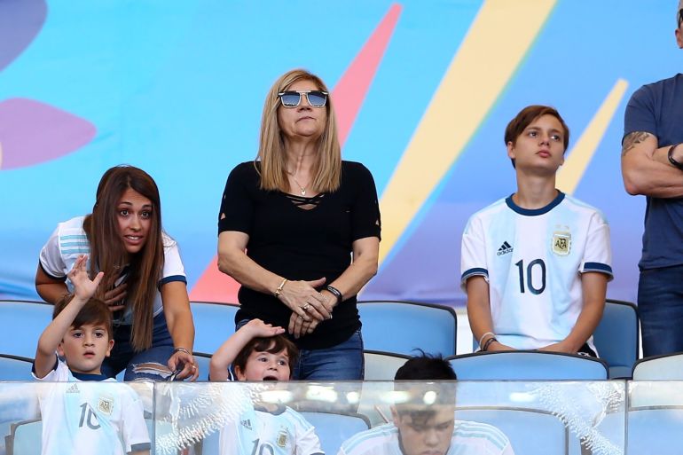 RIO DE JANEIRO, BRAZIL - JUNE 28: (L-R) Lionel Messi's family wife Antonella Roccuzzo, mother Celia María Cuccittini, father Jorge Messi and sons Thiago and Mateo cheer prior to the Copa America Brazil 2019 quarterfinal match between Argentina and Venezuela at Maracana Stadium on June 28, 2019 in Rio de Janeiro, Brazil. (Photo by Lucas Uebel/Getty Images)