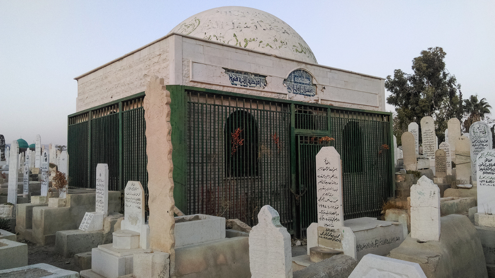 المقبرة الدمشقية تشهد تهافتا كبيرا من أسر المتوفين والجميع يرغب في الحصول على قبر داخلها (الجزيرة)