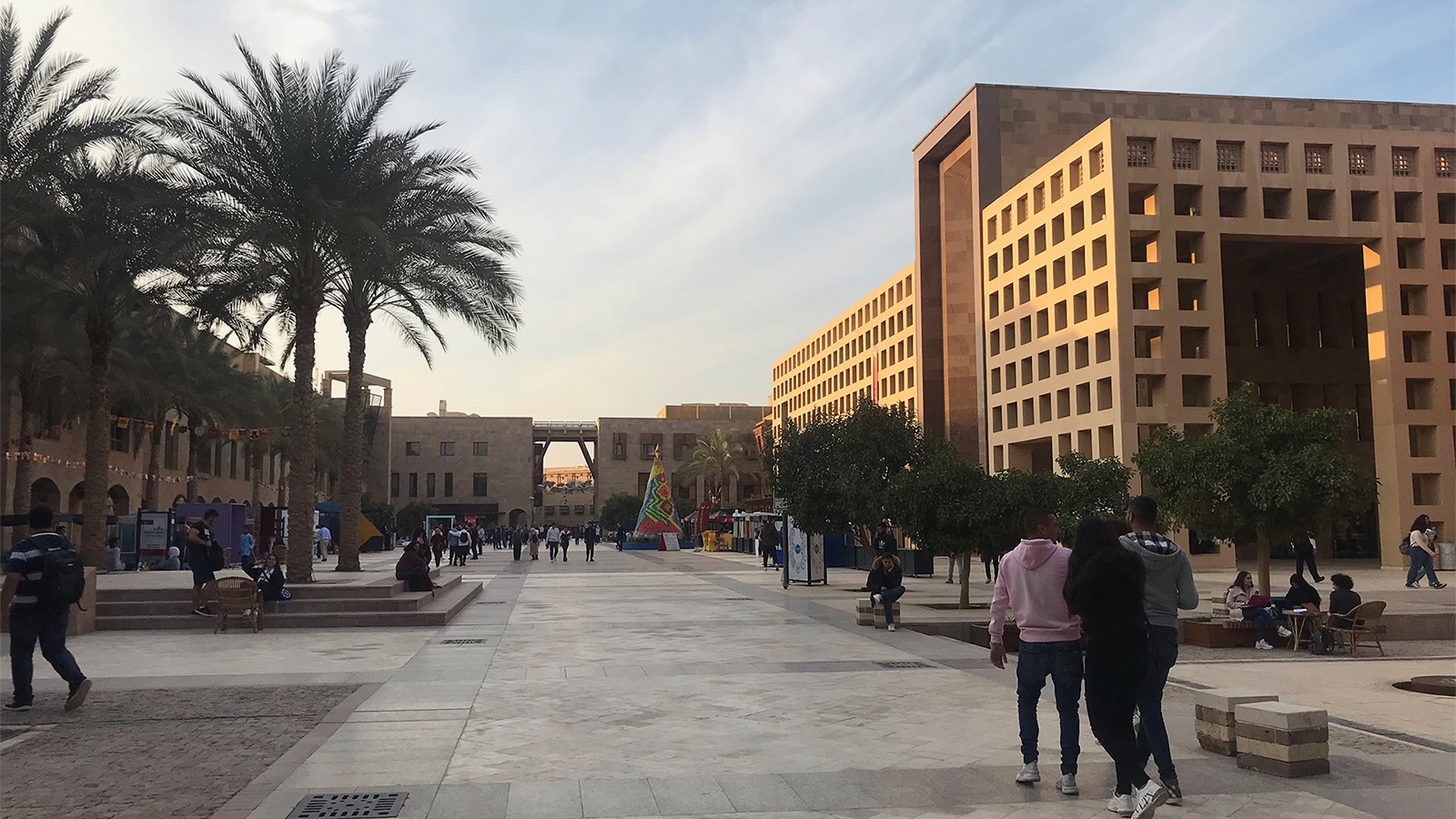‪ساحة مقر الجامعة الأميركية بالقاهرة‬ (الجزيرة)