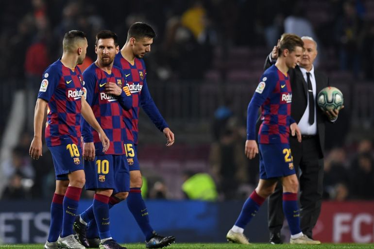BARCELONA, SPAIN - DECEMBER 18: The FC Barcelona players leave the field following the Liga match between FC Barcelona and Real Madrid CF at Camp Nou on December 18, 2019 in Barcelona, Spain. (Photo by Alex Caparros/Getty Images)