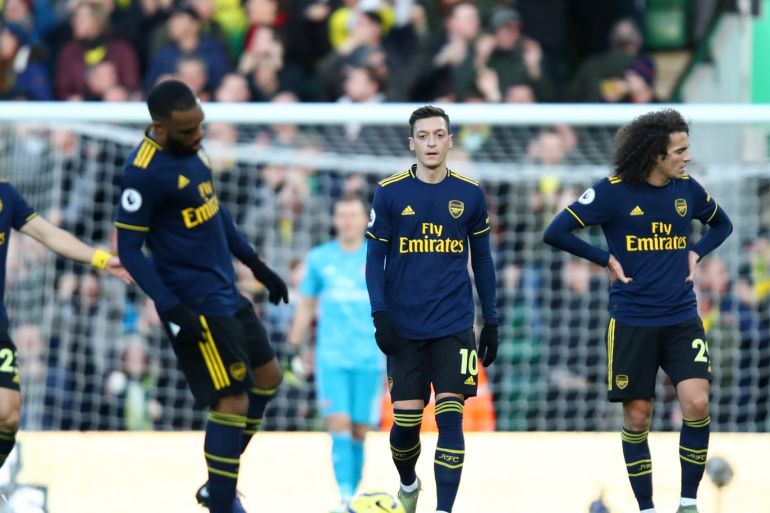 NORWICH, ENGLAND - DECEMBER 01: Mesut Ozil of Arsenal and team mates walk back to the half way line during the Premier League match between Norwich City and Arsenal FC at Carrow Road on December 01, 2019 in Norwich, United Kingdom. (Photo by Julian Finney/Getty Images)