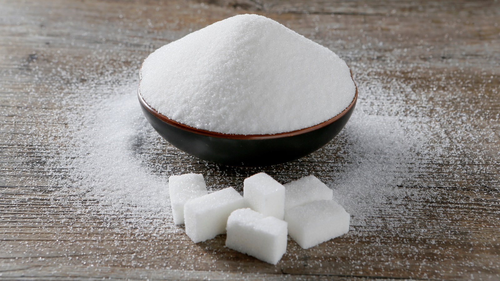 مقدار السكر الذي يجب تناوله في اليوم 30 غراما للبالغين (رويترز)