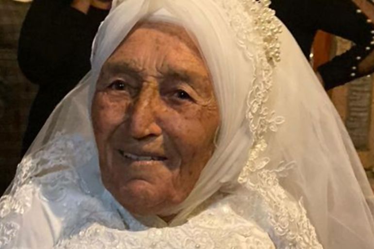 عجوز تحقق حلمها بارتداء فستان العرس في عمر ال85