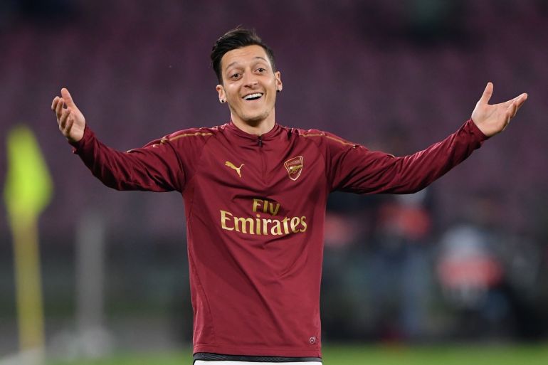 NAPLES, ITALY - APRIL 18: Mesut Özil of Arsenal gestures during warm up prior to the UEFA Europa League Quarter Final Second Leg match between S.S.C. Napoli and Arsenal at Stadio San Paolo on April 18, 2019 in Naples, Italy. (Photo by Stuart Franklin/Getty Images)