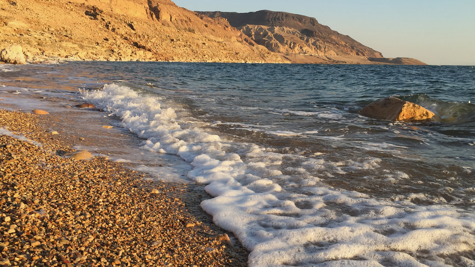 ملوحة البحر الميت تعادل تسعة أضعاف ملوحة البحار الأخرى(الجزيرة)