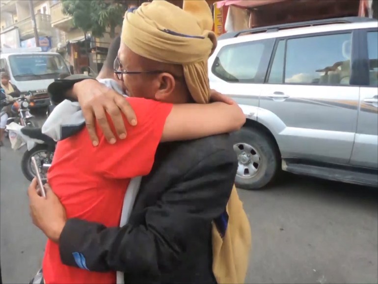 دموح فرح ومشاهد مؤثرة خلال استقبال أهالي تعز اليمنية الأسرى