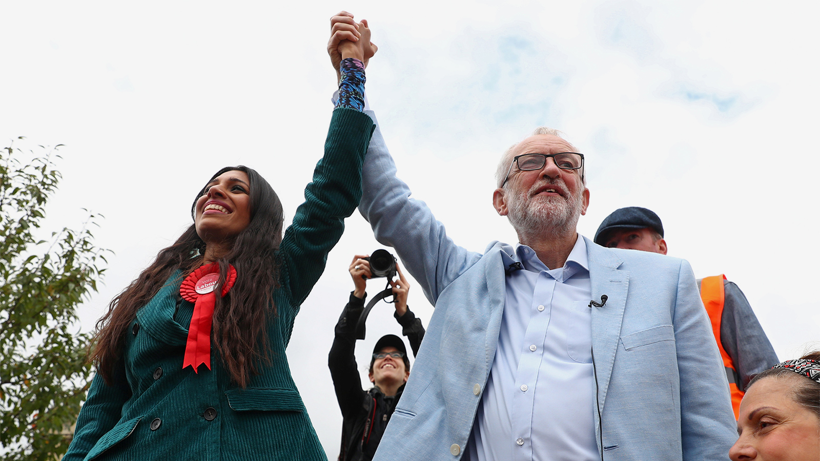 ‪المرشحة فايزة شاهين لمجلس العموم البريطاني عن حزب العمال في سباق بشينغفورد في لندن‬ (رويترز)