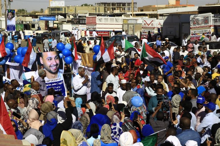 صورة نشرها حساب رئيس الوزراء السوداني لمظاهرة في العاصمة إحياء للذكرى السنوية الأولى للثورة الشعبية