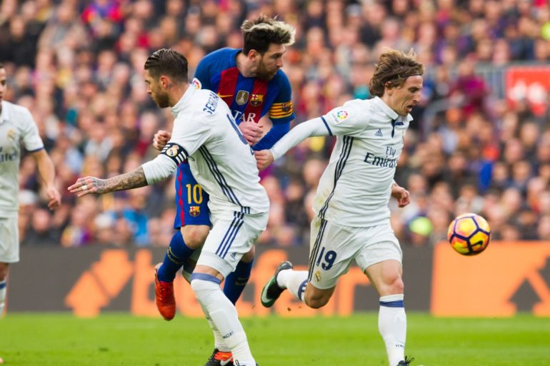 BARCELONA, SPAIN - DECEMBER 03: Sergio Ramos (2n L) of Real Madrid CF blocks Lionel Messi of FC Barcelona during the La Liga match between FC Barcelona and Real Madrid CF at Camp Nou stadium on December 3, 2016 in Barcelona, Spain. (Photo by Alex Caparros/Getty Images)
