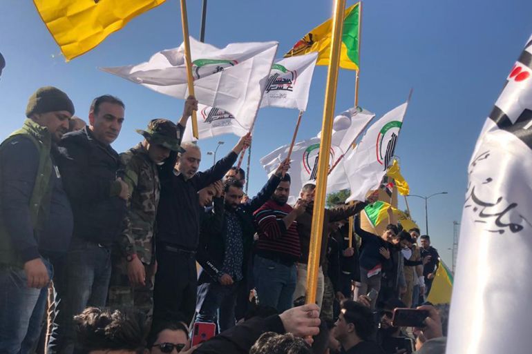 متظاهرون من أنصار "كتائب حزب الله" و الحشد الشعبي، يرفعون أعلام الكتائب على ‏جدران السفارة الامريكية بالمنطقة الخضراء وسط بغداد، احتجاجا على القصف الأمريكي ‏الذي طال موقعا للحشد في قضاء القائم، غربي محافظة الانبار.‏