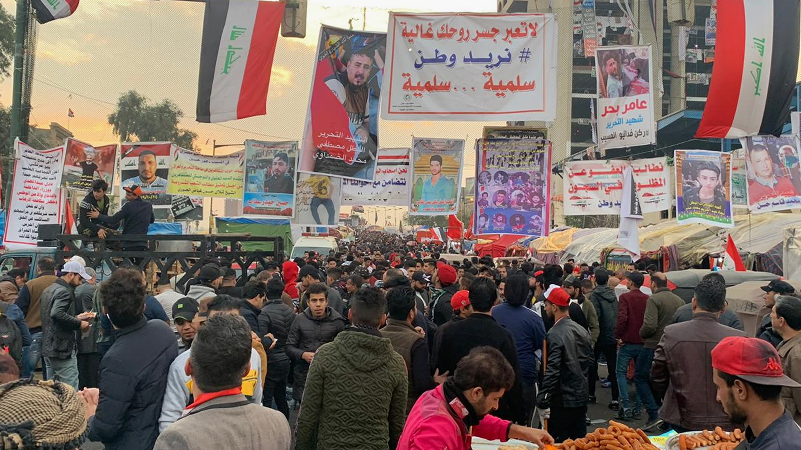 جانب من مشهد الاحتجاجات في ساحة التحرير (الجزيرة نت)