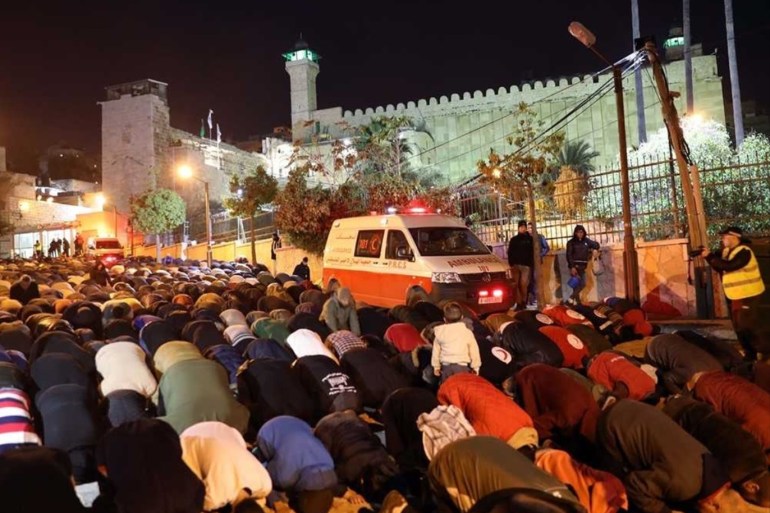 أدى آلاف الفلسطينيين، صلاة فجر اليوم الجمعة، في المسجد الإبراهيمي، في مدينة الخليل جنوبي الضفة الغربية المحتلة، في خطوة تهدف لحماية المسجد من خطر التهويد.
