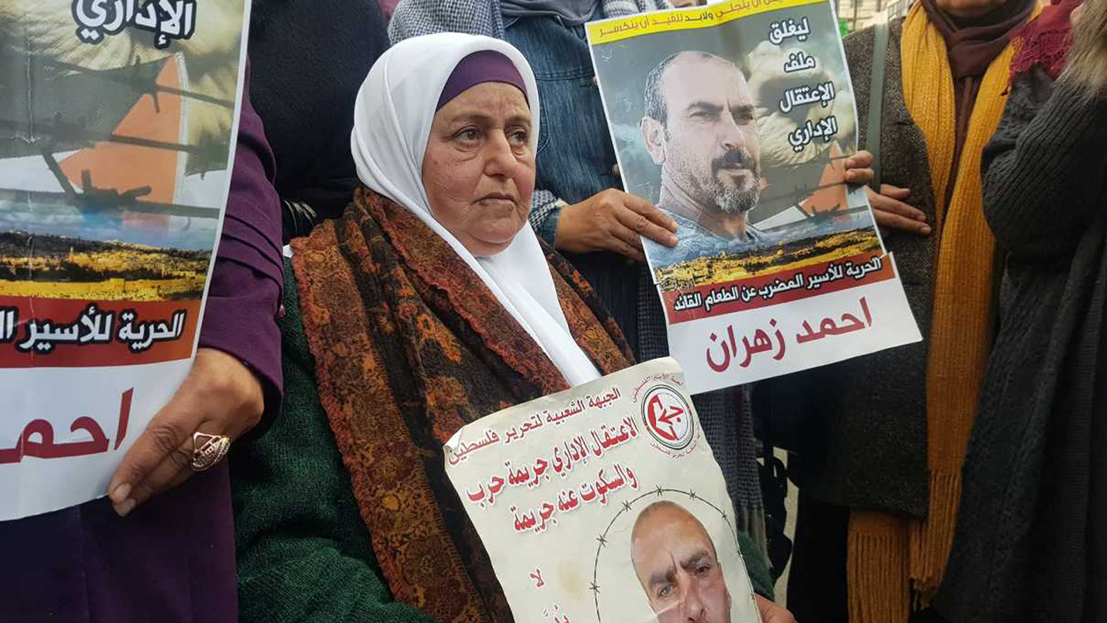 ‪والدة زهران قالت إنه أمضى 15 عاما في السجون الإسرائيلية في اعتقالات متكررة‬ (الجزيرة)