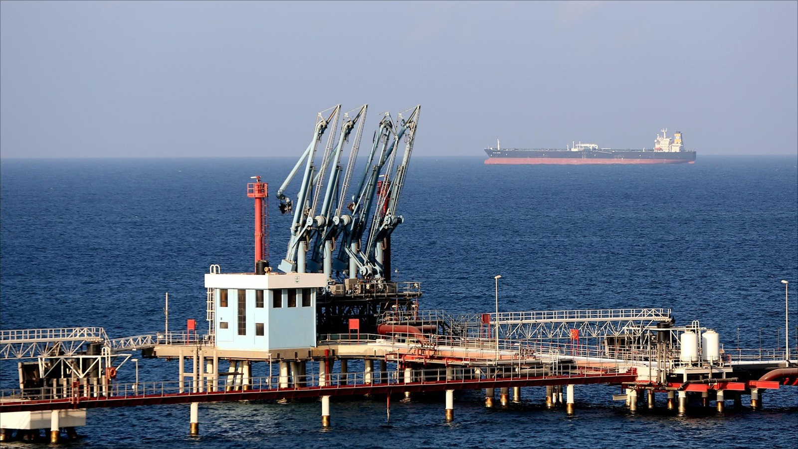 أموال النفط بعد تصدير شحنات النفط والغاز تعود إلى مصرف ليبيا المركزي (غيتي)