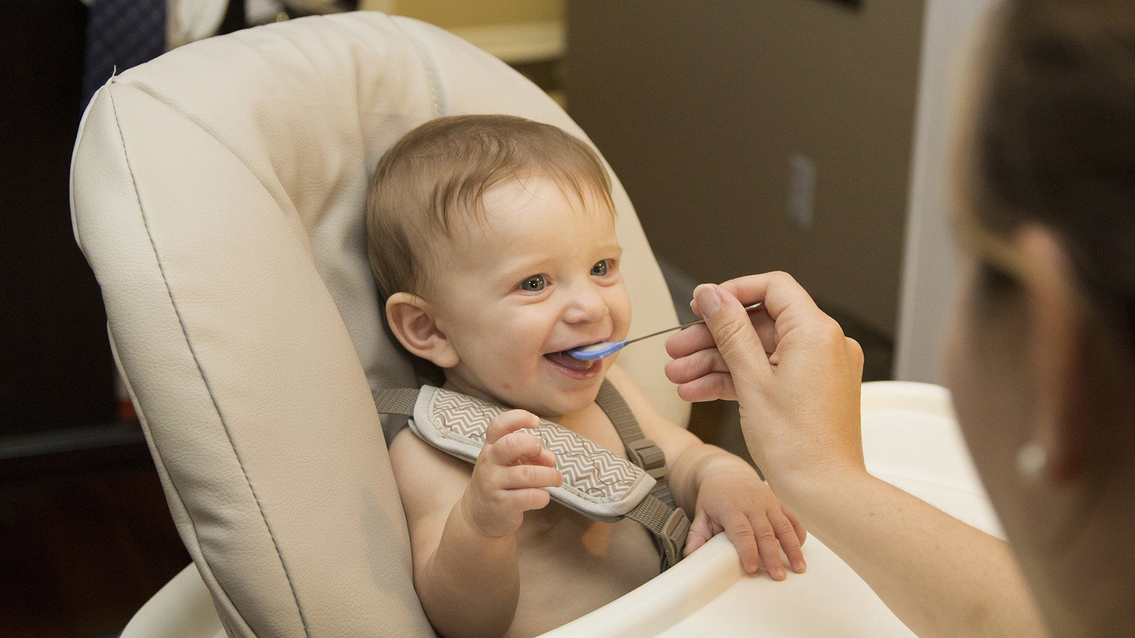 ‪عندما تُكثر من إطعام الطفل بالملعقة فإنك تضر بصحته ونموه، وفقا للأطباء‬ (بيكسل)