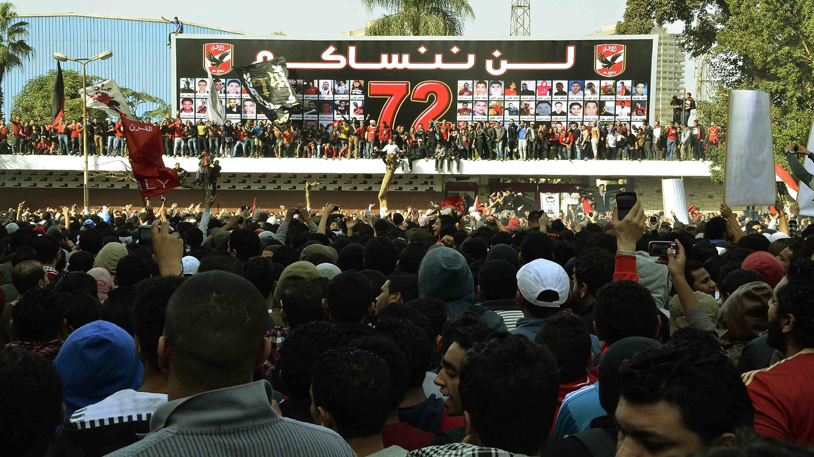 ‪ألتراس أهلاوي يحمّل الأمن مسؤولية مقتل 72 من أعضائه بملعب بورسعيد بعد مباراة فريقهم مع المصري‬ (الجزيرة)