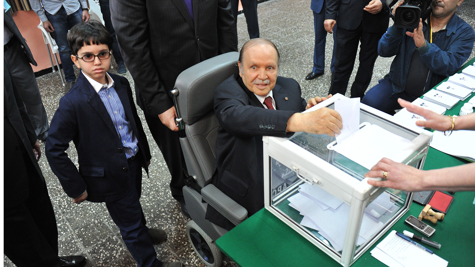 ‪بوتفليقة يدلي بصوته في آخر انتخابات رئاسية أجريت عام 2014‬ (الجزيرة-أرشيف)