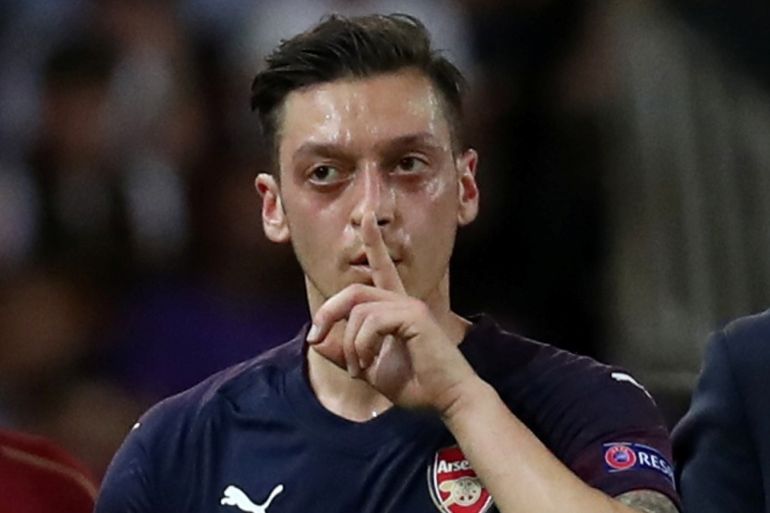 Soccer Football - Europa League Semi Final Second Leg - Valencia v Arsenal - Mestalla, Valencia, Spain - May 9, 2019  Arsenal's Mesut Ozil gestures to the Valencia fans after he is substituted off  REUTERS/Sergio Perez
