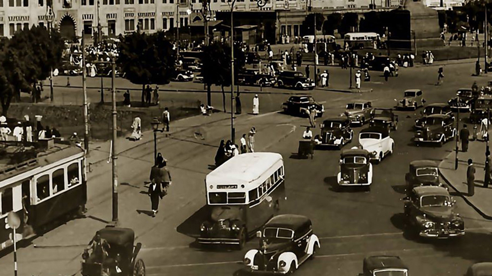 ميدان باب الحديد عام 1950 (رمسيس حاليا) وتظهر فيه العديد من وسائل النقل (مواقع التواصل )