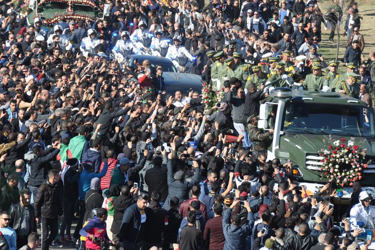 مئات الآلاف رافقوا قايد صالح لمثواه الأخير