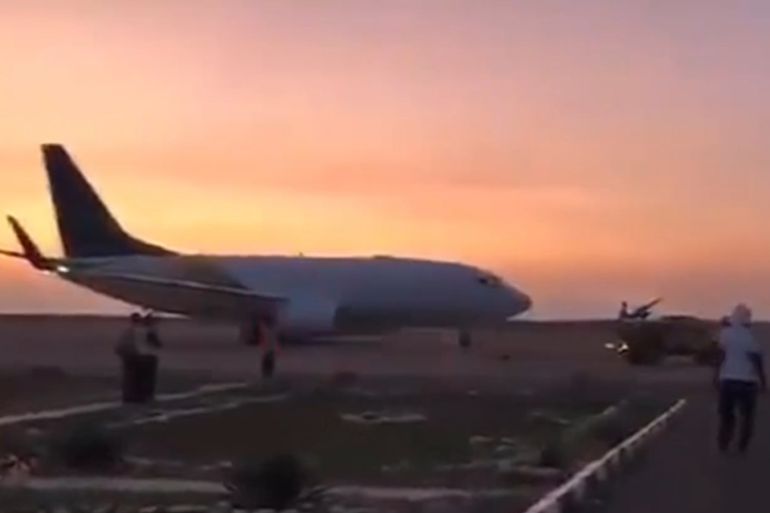 بالقوة.. اقتحام مطار سقطرى وتهريب مطلوبين للحكومة الشرعية إلى أبو ظبي