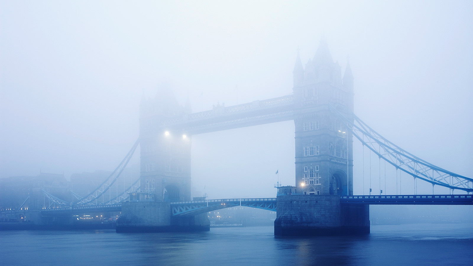  الضباب ميزة الأجواء المناخية لمدينة لندن (غيتي)