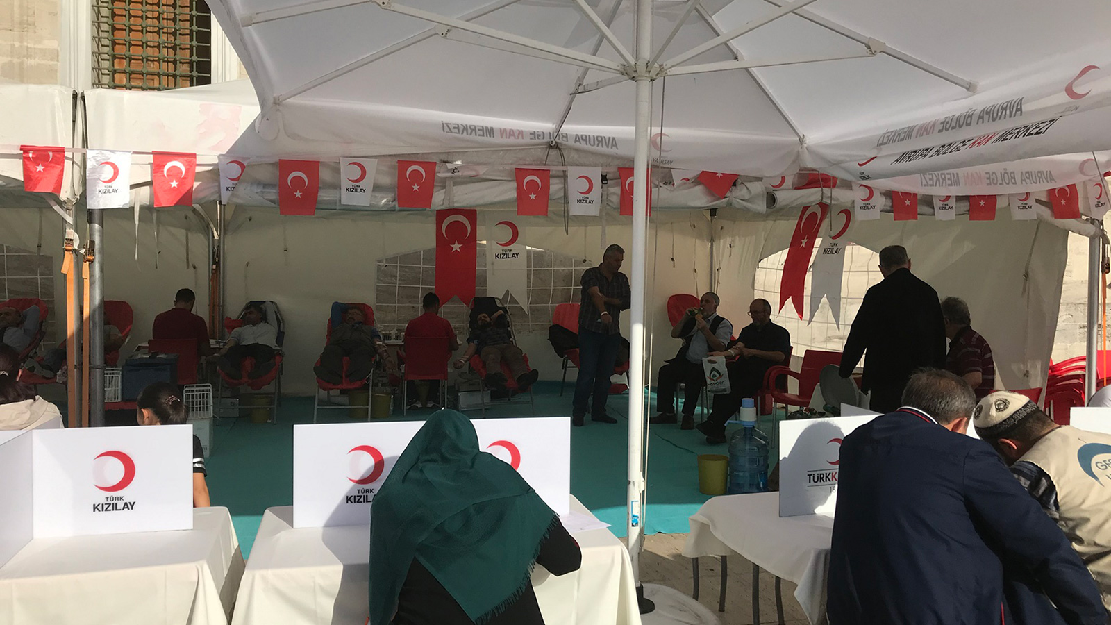 العديد من المؤسسات التركية تنشط في إقامة فعاليات التبرع بالدم (الجزيرة)