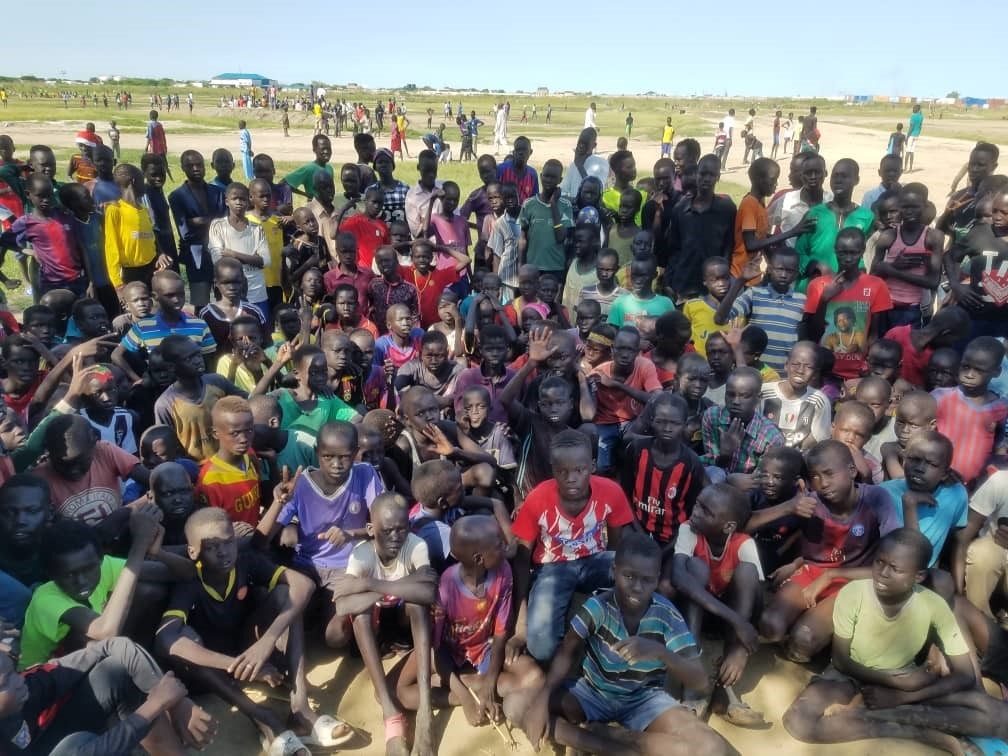 مجموعة من أطفال إقليم الوحدة بجنوب السودان، والذين يسعون للانضمام لأكاديمية 