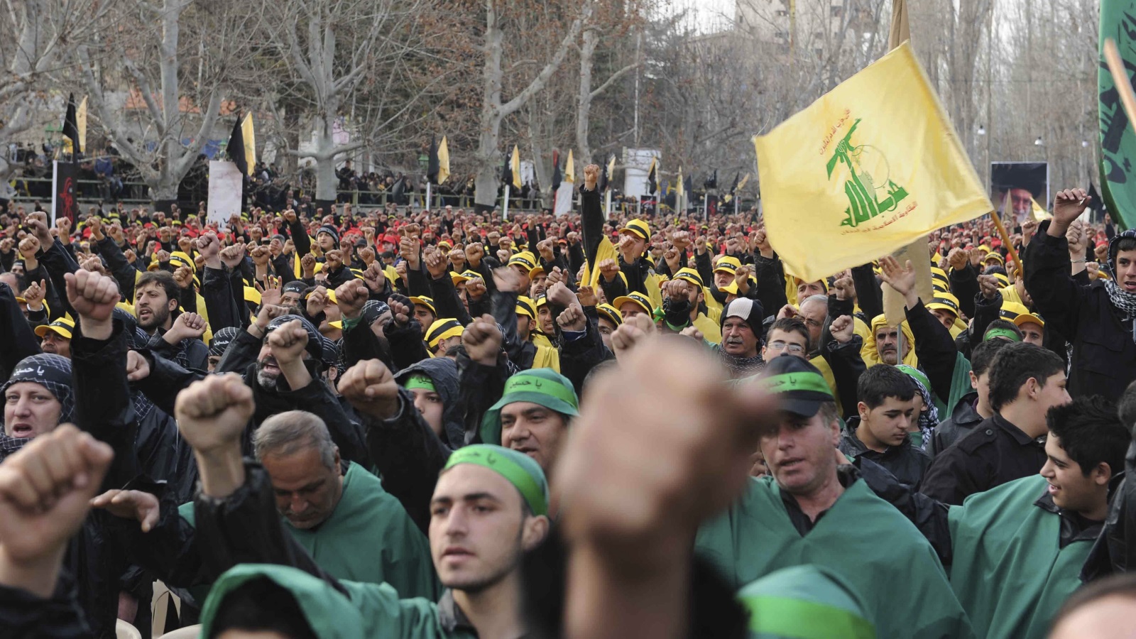استخدم حزب الله سطوة السلاح عندما خرج المئات من عناصره مرتدين اللباس الأسود بُغية إجبار 