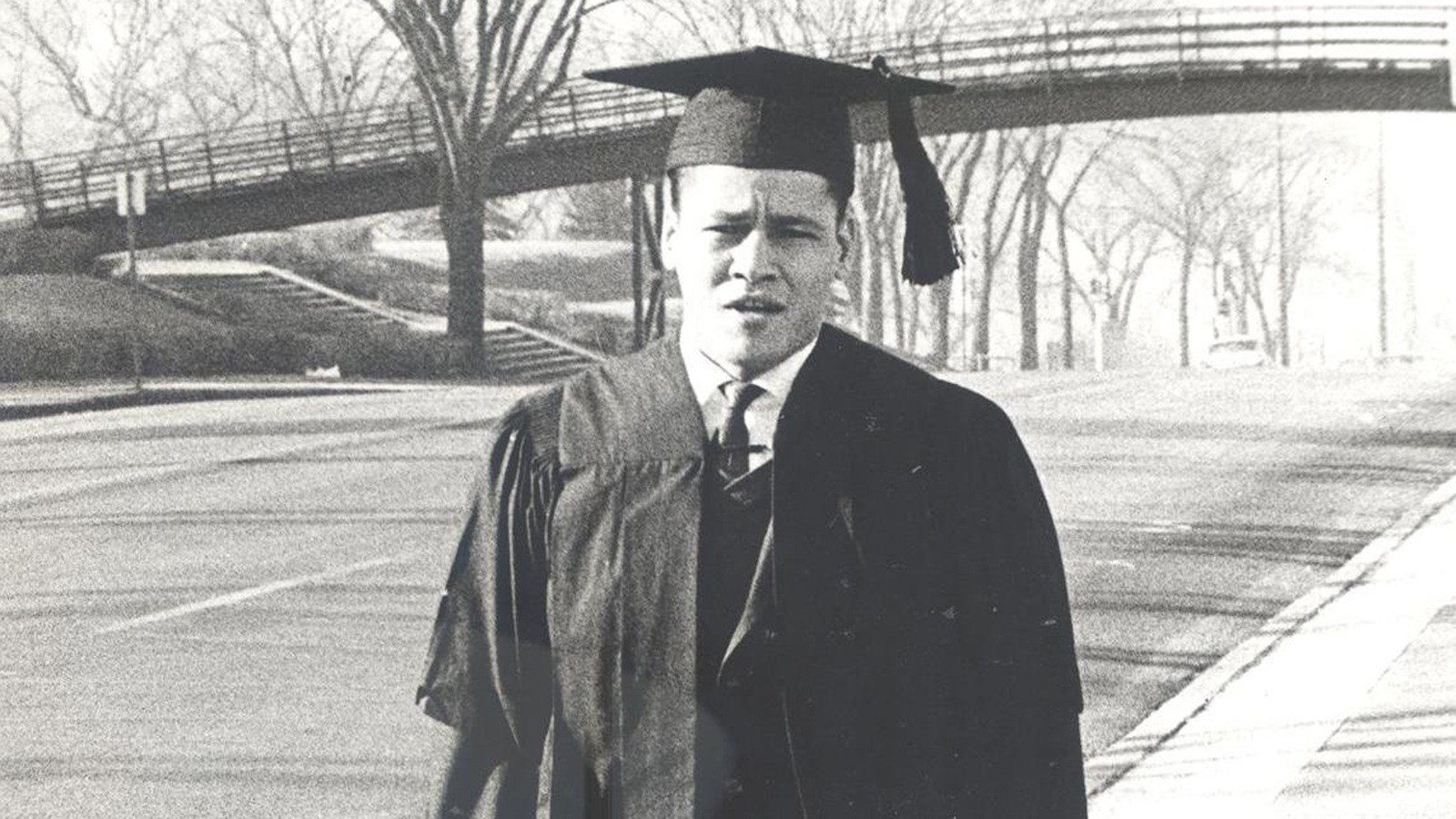 أبو القاسم سعد الله يوم تتويجه بشهادة الدكتوراه في التاريخ من جامعة مينيسوتا الأميركية عام 1965 (الجزيرة)