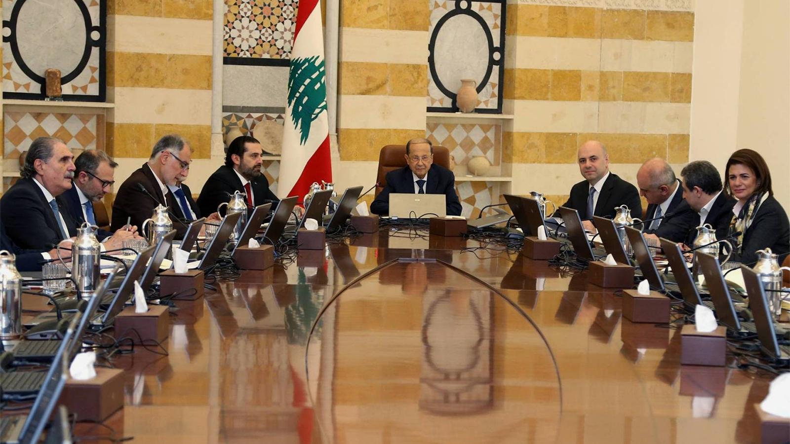 ‪الرئيس عون في اجتماع مع حكومة الحريري المستقيلة تحت وقع الاحتجاجات الشعبية‬ (الجزيرة-أرشيف)
