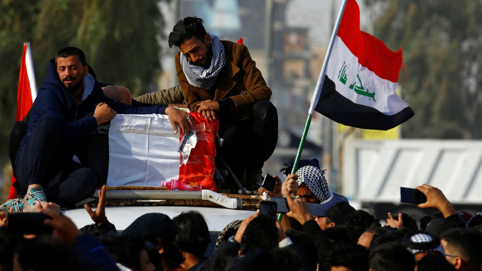 عراقيون يشيعون جنازة الناشط ثائر الطيب في مدينة النجف (رويترز)