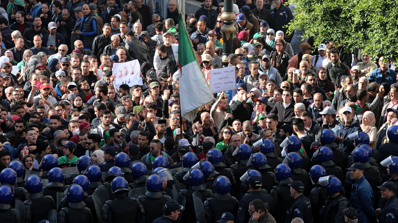 ‪(رويترز)‬ مظاهرات رافضة للانتخابات في العاصمة الجزائر يوم أمس الأربعاء