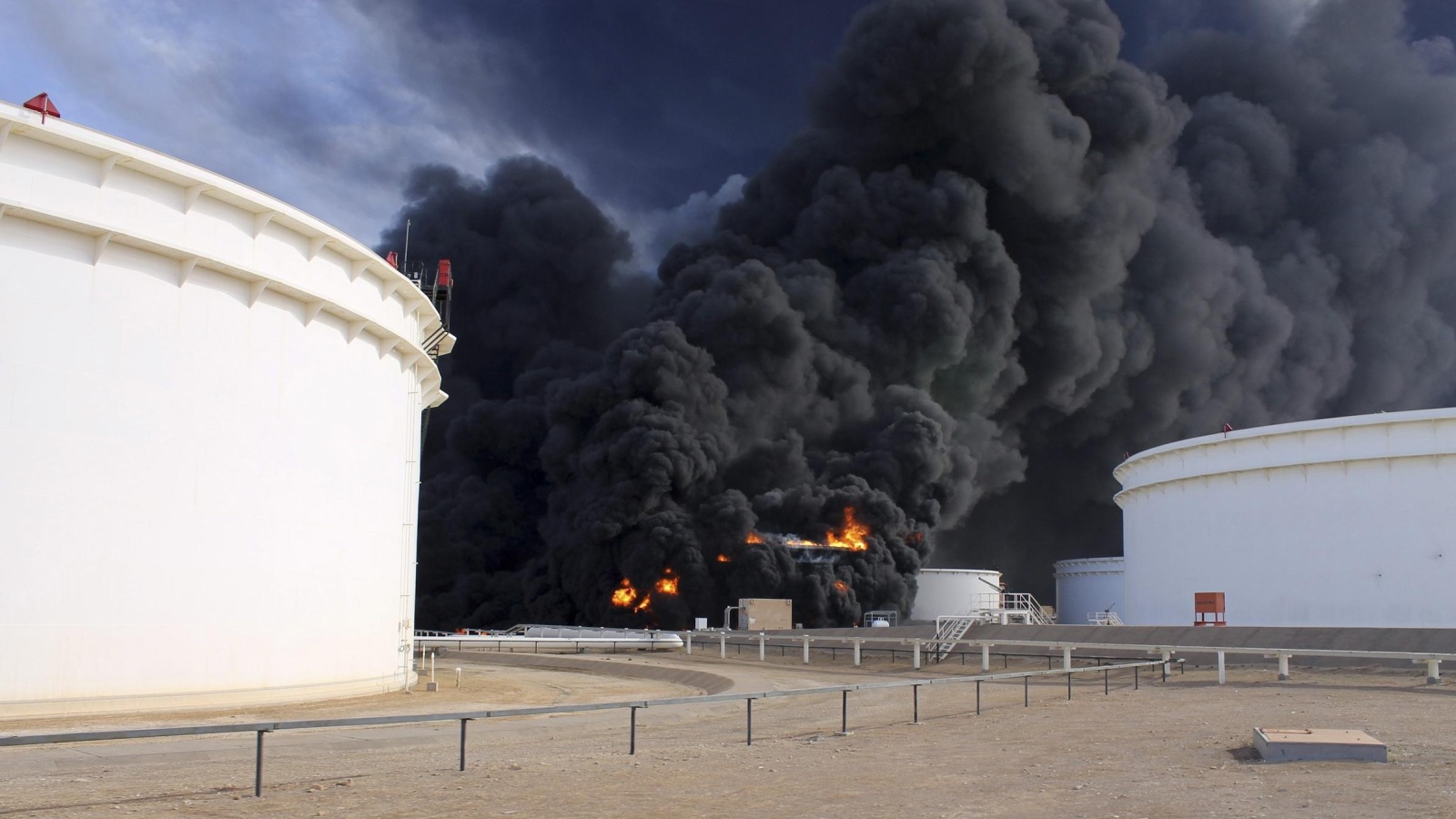 بعض خزانات النفط في الحقول الليبية دمرت أثناء الحرب مما تسبب بخسائر كبيرة (رويترز)
