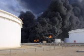 خزانات النفط بميناء السدرة بعد أن ضربها صاروخ نهاية 2014 (رويترز)